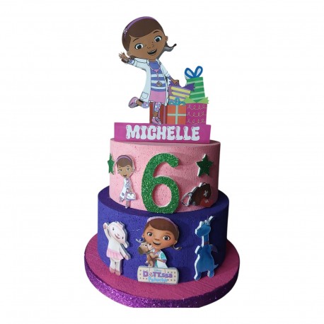 Torta Scenografica in Polistirolo Dottoressa Peluche – Personalizzata con Nome ed Età – Decorazione per Compleanni