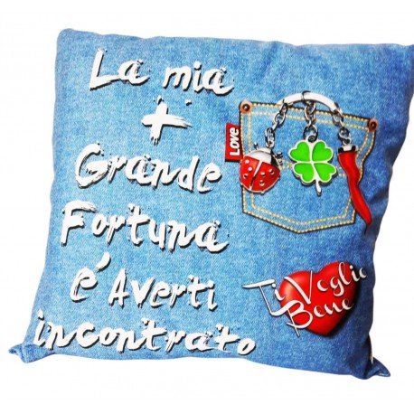 CUSCINO JEANS CON FRASE  LA MIA PIU'GRANDE FORTUNA E' AVERTI INCONTRATA SAN VALETINO